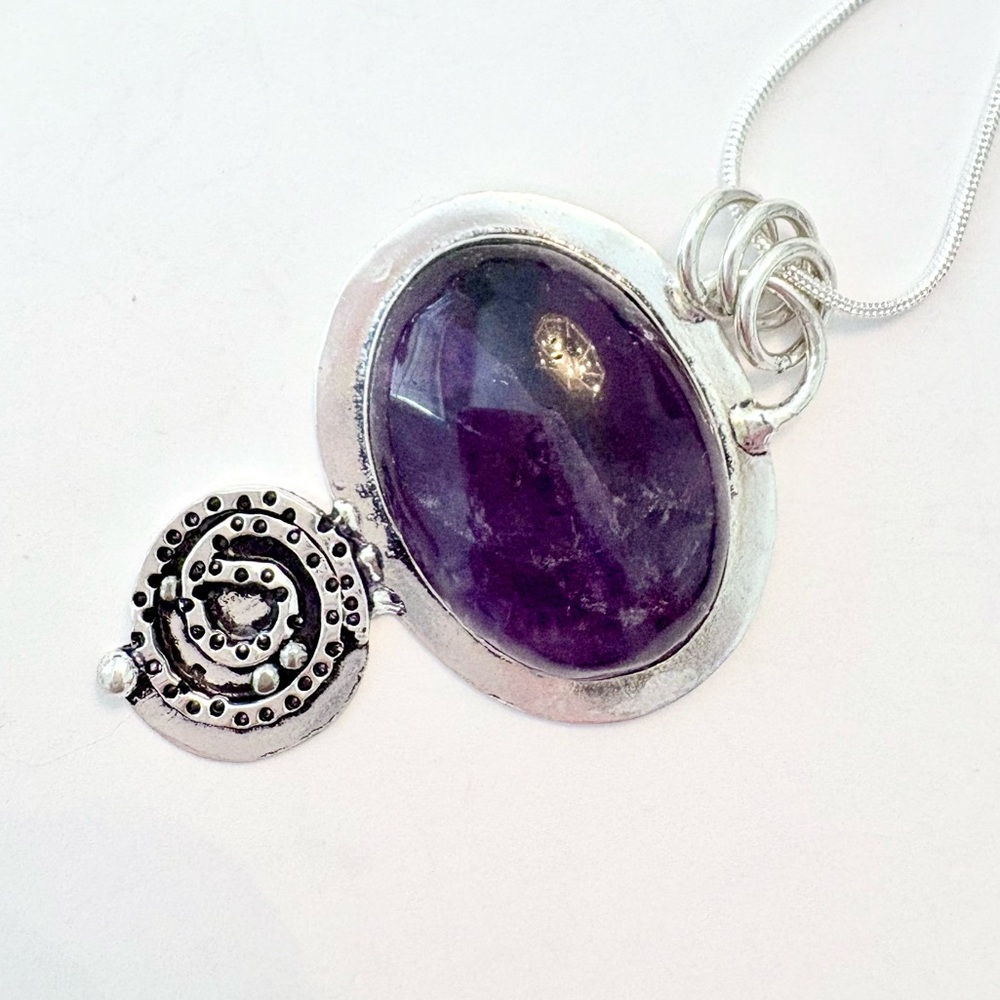 Beautiful 2 inch. 925 marked,Purple Amethyst pendant on a silver chain. - Picture 1 of 5